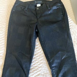 Women’s black metallic jeans. Squared pattern woman’s Jean